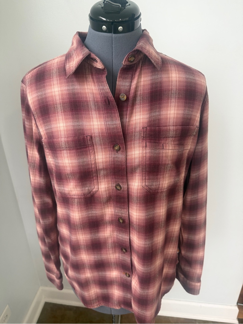 Carhartt Sz M 8-10 Dusty Rose,
Cream Flannel Button Down w/ Logo